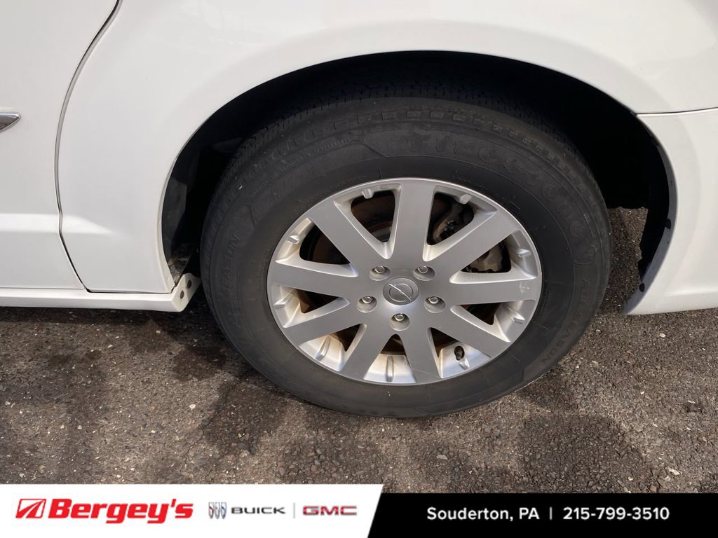 Used 2016 Chrysler Town & Country Touring FWD image 8