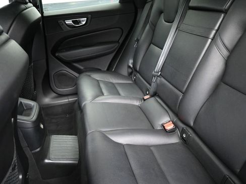 Used 2020 Volvo XC60 T8 Momentum image 16