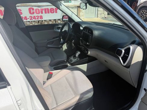 Used 2023 Kia Soul LX w/ Option Group 015 FWD image 9