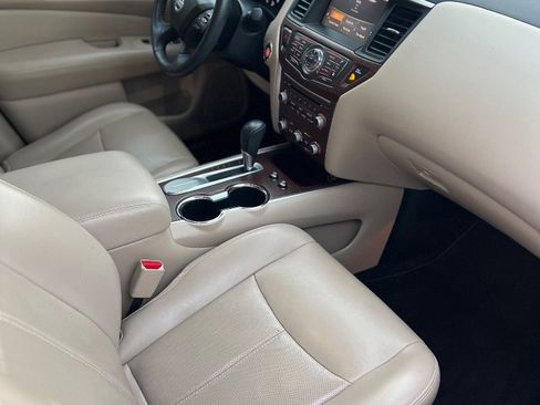 Used 2020 Nissan Pathfinder Platinum image 10