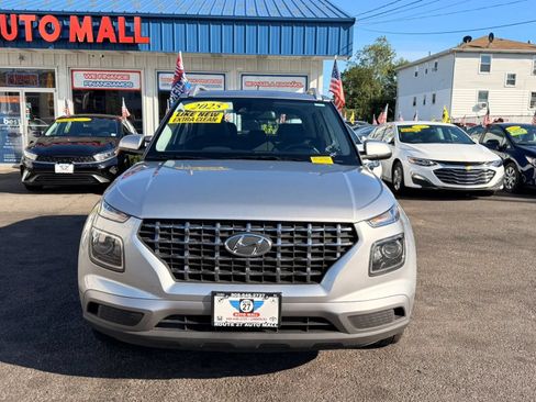 Used 2025 Hyundai Venue SEL FWD image 3