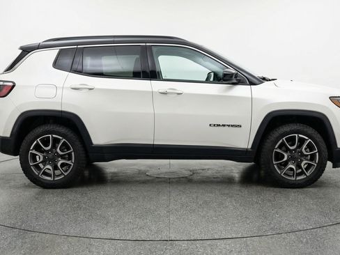 Used 2025 Jeep Compass Trailhawk image 11