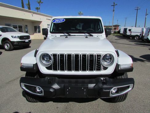 Used 2025 Jeep Wrangler Unlimited Sahara image 3