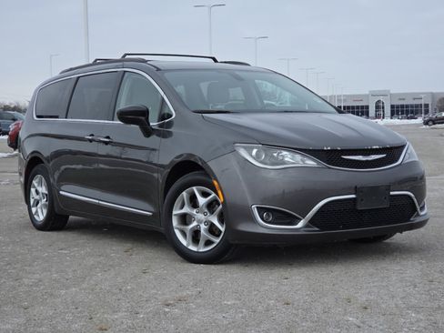 Used 2017 Chrysler Pacifica Touring-L w/ Tire & Wheel Group image 2