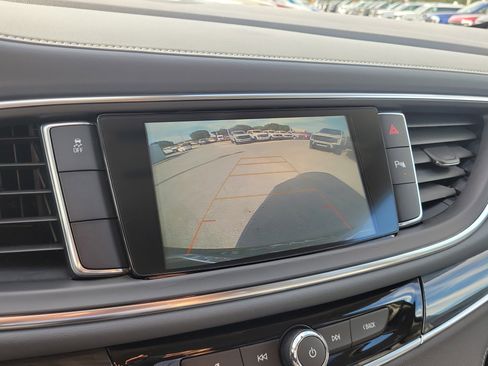 Used 2018 Buick Enclave Essence image 8