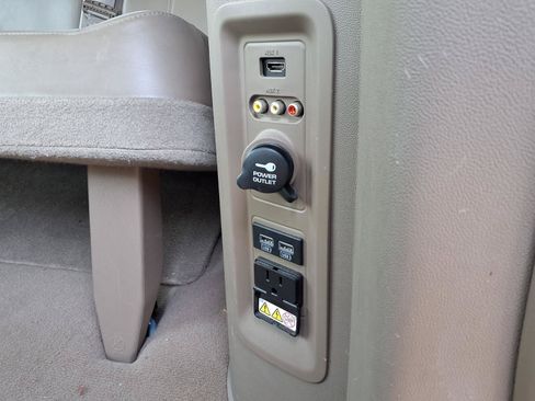 Used 2014 Chrysler Town & Country Limited w/ Luxury Group FWD image 25
