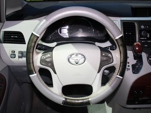 Used 2011 Toyota Sienna XLE w/ Entertainment Pkg FWD image 21