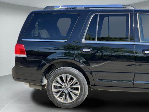 Used 2017 Lincoln Navigator Select RWD image 11