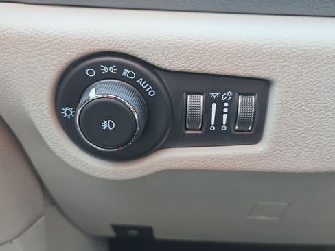 Used 2023 Chrysler Pacifica Limited AWD/4WD image 26