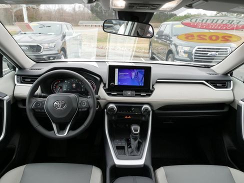 Used 2025 Toyota RAV4 XLE Premium image 19