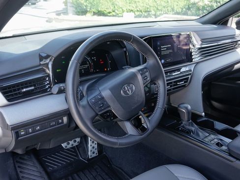 Used 2025 Toyota Camry SE image 18