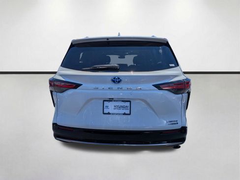 Used 2021 Toyota Sienna Limited FWD image 4