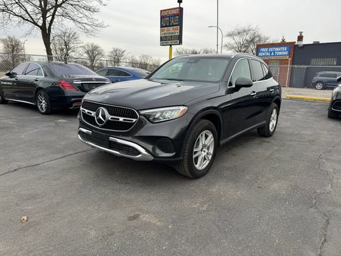 Used 2025 Mercedes-Benz GLC 300 4MATIC image 2