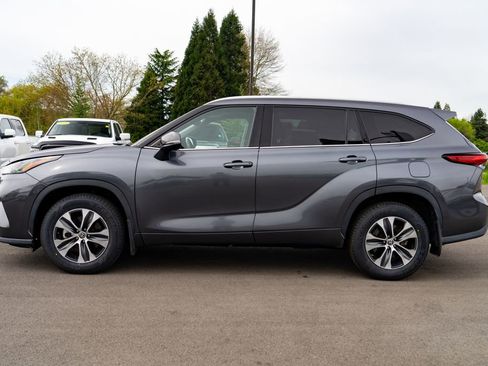 Used 2022 Toyota Highlander XLE AWD/4WD image 12