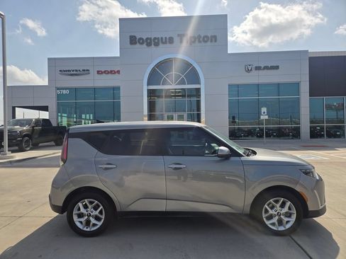 Used 2024 Kia Soul LX w/ Option Group 015 FWD image 2