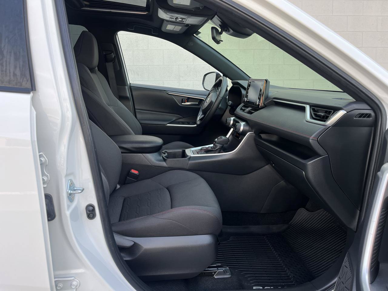 Used 2022 Toyota RAV4 SE w/ Weather & Moonroof Package AWD/4WD image 24