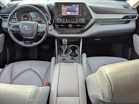 Used 2020 Toyota Highlander XLE image 19