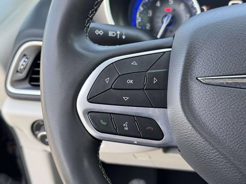 Used 2024 Chrysler Pacifica Touring-L FWD image 22