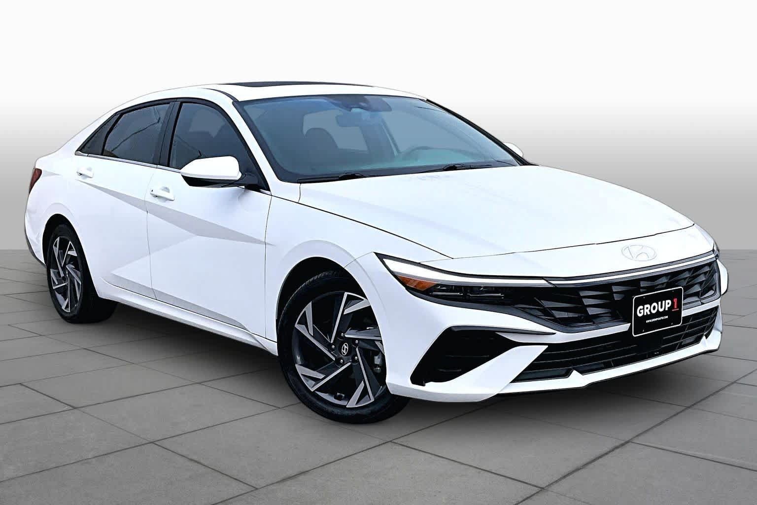 Used 2025 Hyundai Elantra SEL FWD image 3