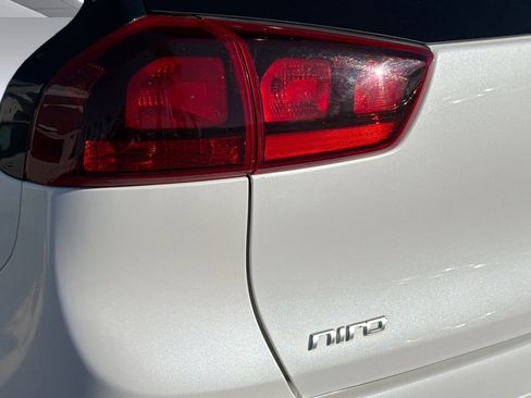 Used 2020 Kia Niro EX image 12