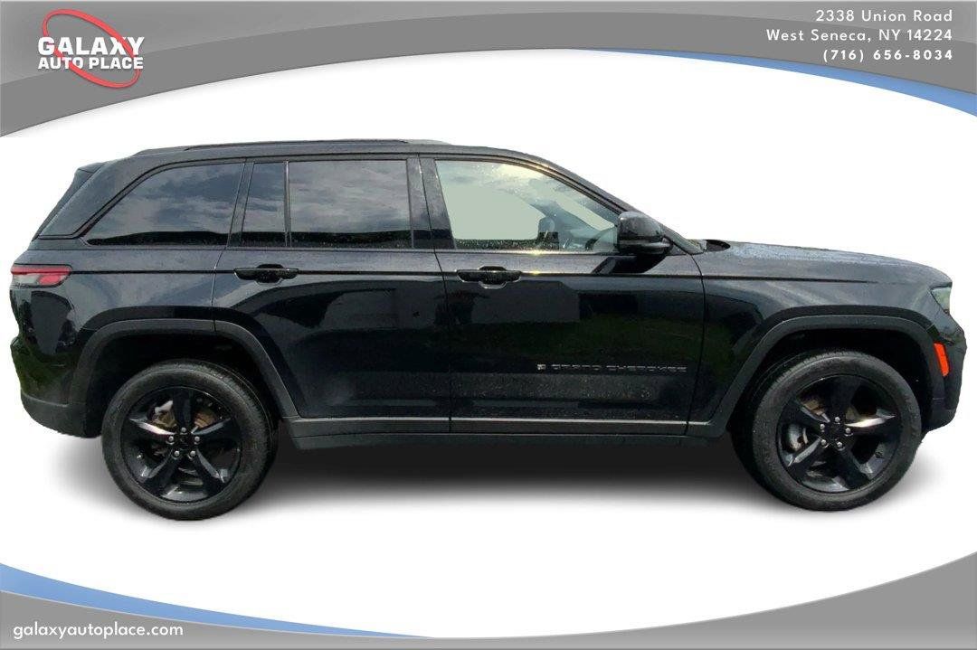 Used 2023 Jeep Grand Cherokee Altitude AWD/4WD image 4