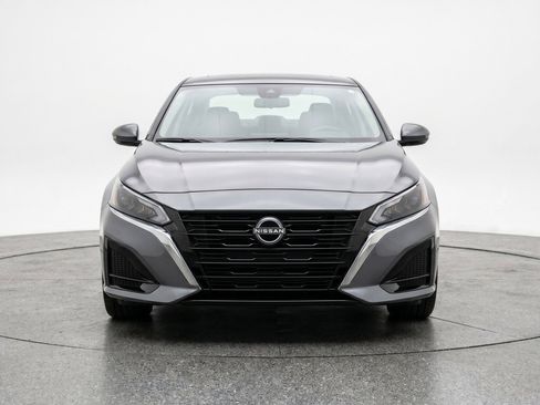 Used 2025 Nissan Altima 2.5 SV FWD image 2