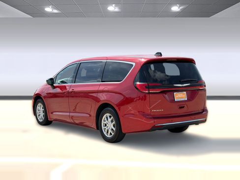 Certified 2025 Chrysler Pacifica Select image 3
