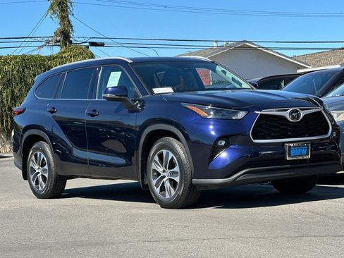 Used 2022 Toyota Highlander XLE AWD/4WD image 7