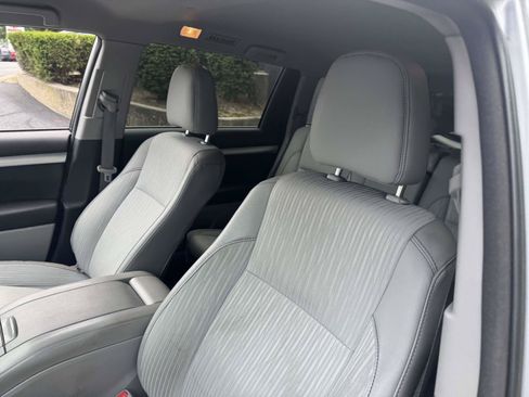 Used 2016 Toyota Highlander Plus AWD/4WD image 19