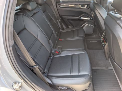 Certified 2023 Porsche Cayenne Turbo AWD/4WD image 7