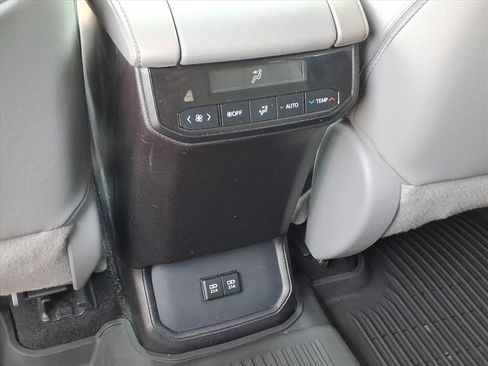 Used 2020 Toyota Highlander XLE AWD/4WD image 15