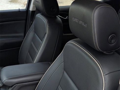 Used 2023 GMC Acadia Denali w/ Denali Technology Package image 23