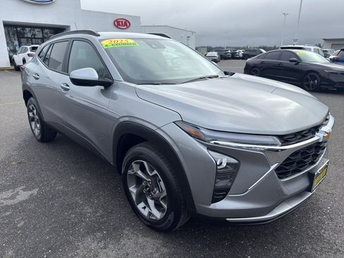 Used 2025 Chevrolet Trax LT w/ LT Convenience Package image 3