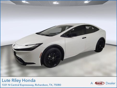 Used 2025 Toyota Prius XLE image 1