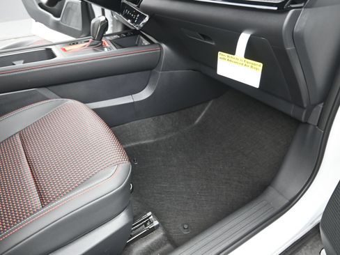 Certified 2025 Nissan Kicks SR FWD image 19