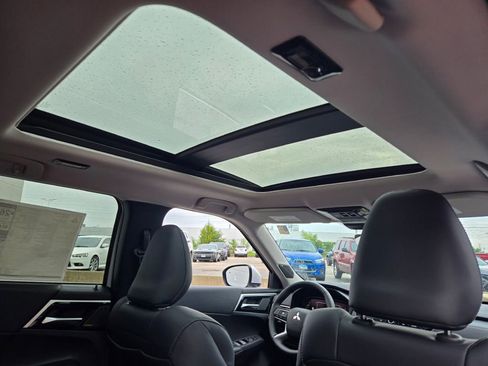 New 2025 Mitsubishi Outlander SE image 8