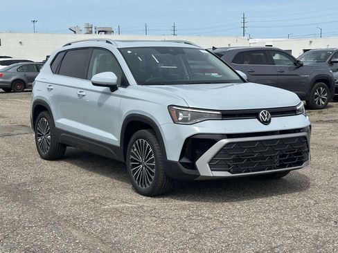 New 2026 Volkswagen Taos SE FWD image 5