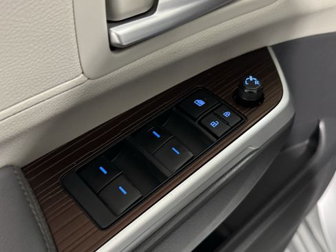 Used 2022 Toyota Sienna XLE image 24