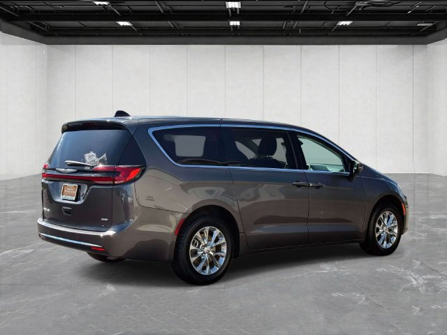 Used 2023 Chrysler Pacifica Touring-L AWD/4WD image 5