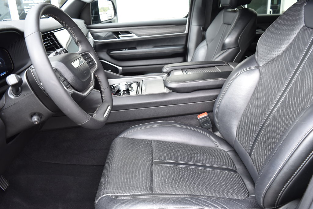Used 2024 Jeep Wagoneer L Series II w/ Flexible Seating Group AWD/4WD image 8