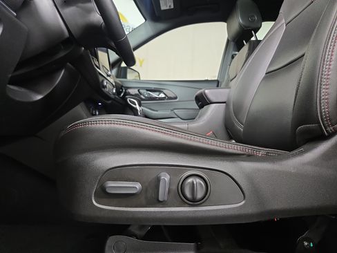 Used 2023 Chevrolet Traverse RS image 32