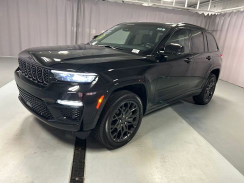 Used 2025 Jeep Grand Cherokee Summit AWD/4WD image 3