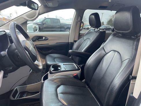 Used 2022 Chrysler Pacifica Touring-L FWD image 19