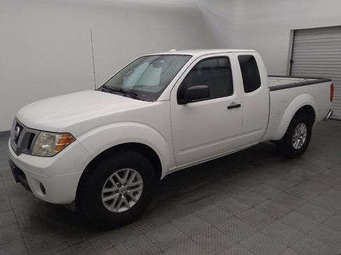 Used 2016 Nissan Frontier SV image 2