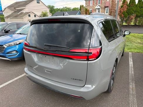 Used 2025 Chrysler Pacifica Limited FWD image 10