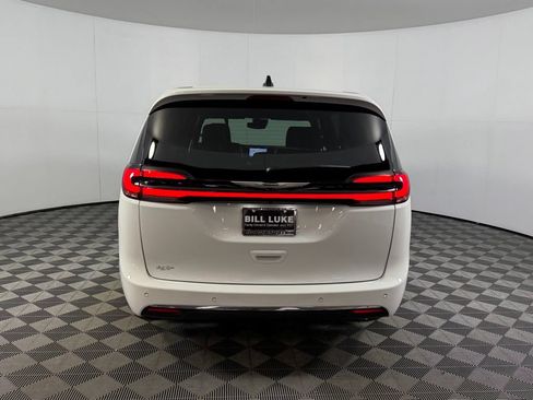 Used 2025 Chrysler Pacifica Select FWD image 8