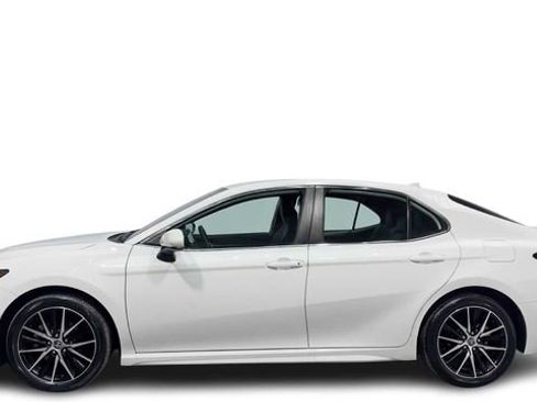 Used 2021 Toyota Camry SE image 1