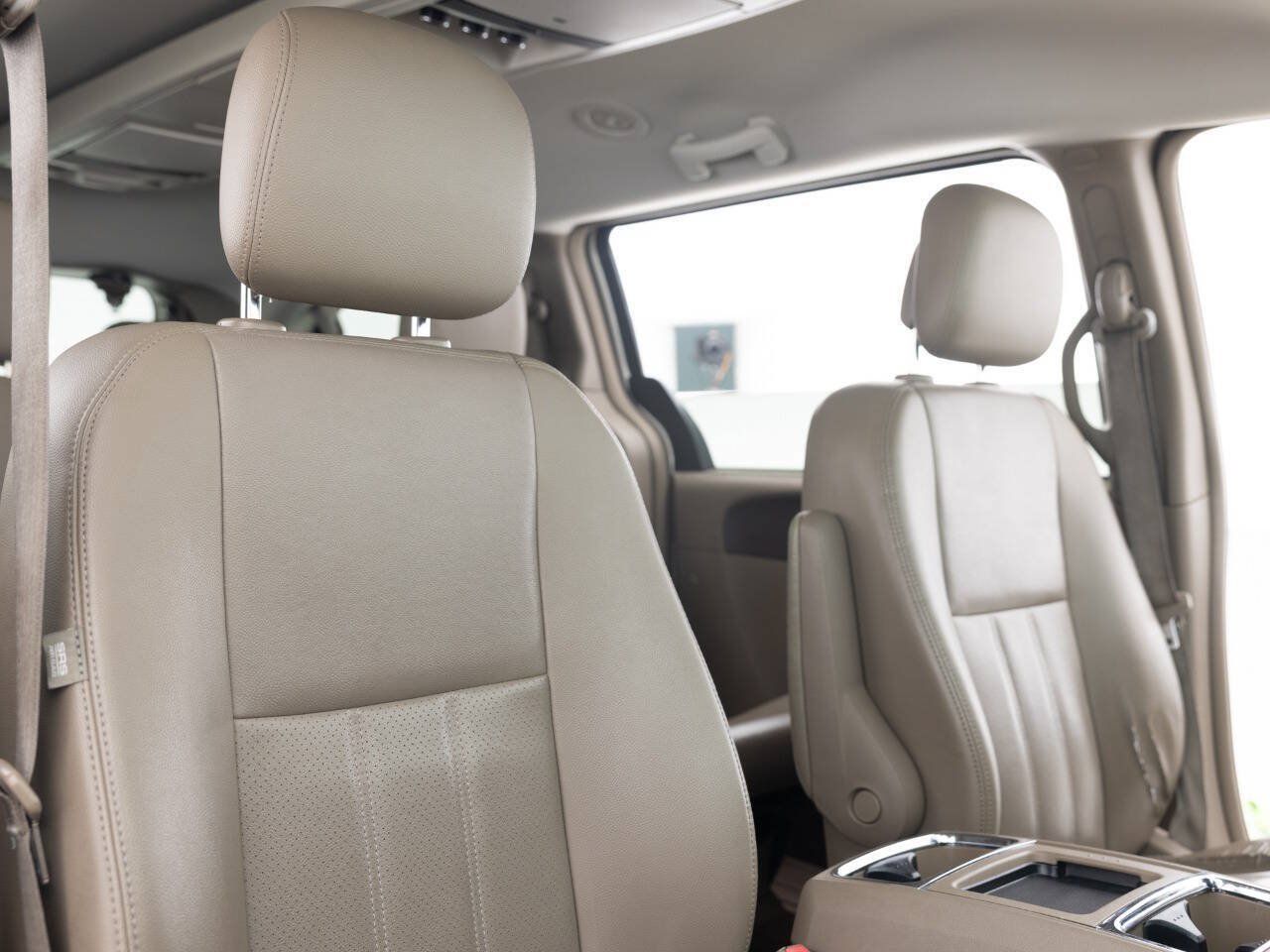 Used 2012 Chrysler Town & Country Touring-L w/ Entertainment Group #2 FWD image 26