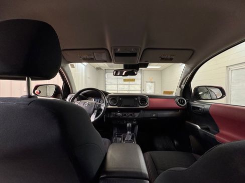 Used 2018 Toyota Tacoma SR5 w/ Four Season Floor Mat Package image 18