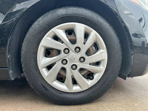 Used 2017 Hyundai Elantra SE FWD image 26